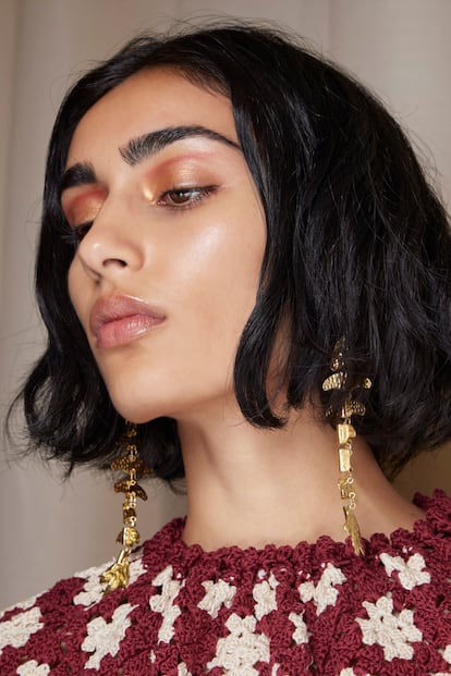 Cejas perfectamente definidas en el ‘backstage’ de Ulla Johnson. Sisley se encargó del maquillaje de su desfile primavera-verano 2024.