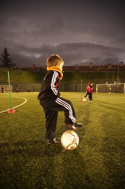 Un niño controla la pelota durante el entrenamiento.