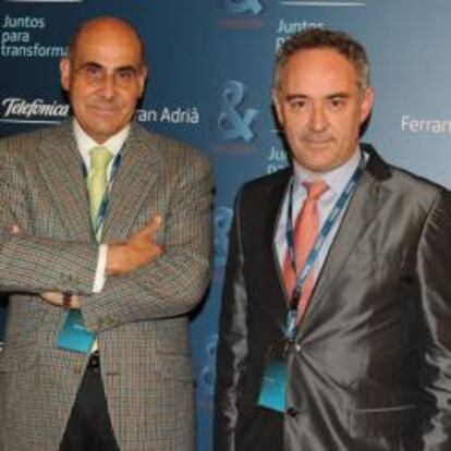 Ferran Adrià junto con el secretario general técnico de presidencia de Telefónica, Luis Abril.