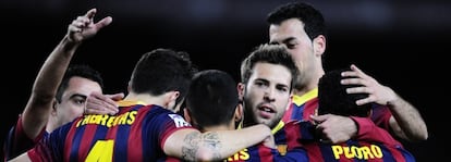 Los jugadores del Barça celebran el segundo gol del partido.