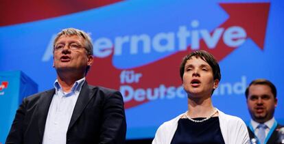 Los copresidentes de Alternativa para Alemania, Jörg Meuthen y Frauke Petry, en Stuttgart el pasado 1 de mayo.