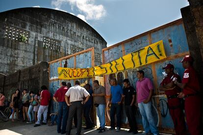 Na madrugada do dia 22 de maio, ativistas ficam sabendo pelas redes sociais que o consórcio Novo Recife iniciou a obra de demolição dos galpões do Cais José Estelita e ocuparam o terreno com o objetivo de suspendê-la.