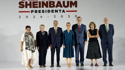 Claudia Sheinbaum (centro) junto a los seis primeros integrantes de su gabinete, el 20 de junio.