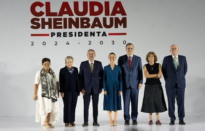 Claudia Sheinbaum (centro) junto a los seis primeros integrantes de su gabinete, el 20 de junio.