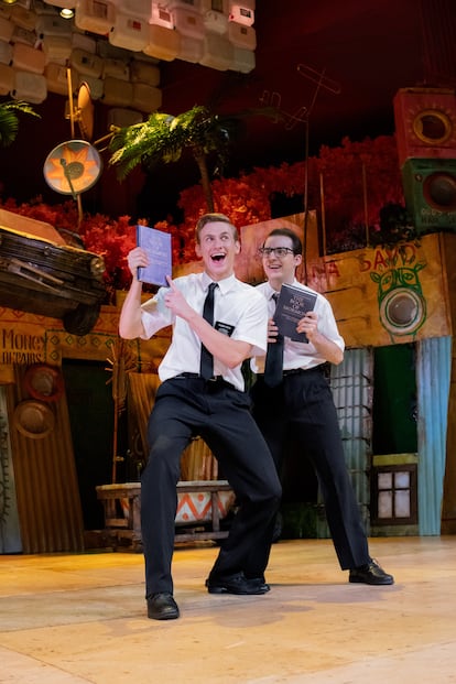 Jan Buxaderas (izquierda) y Alejandro Mesa, en 'The Book of Mormon'.