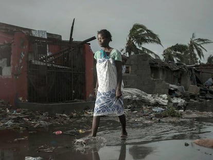 Una lugareña camina entre los destrozos tras el paso del ciclón Idai en la provincia de Sofala, en el centro de Mozambique, el pasado 17 de marzo.