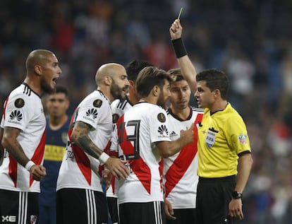 El árbitro del encuentro, Andrés Cunha, saca tarjeta amarilla al jugador del River, Leonardo Ponzio.