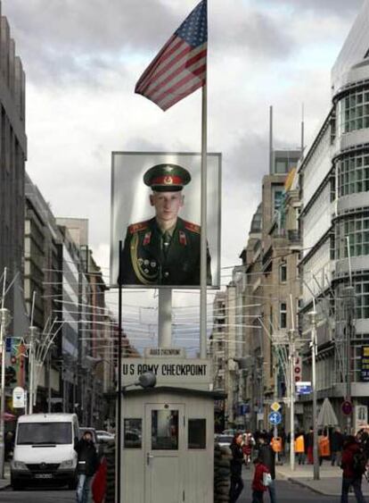 La reproducción del Checkpoint Charlie es uno de los lugares más visitados por los turistas que acuden a Berlín.