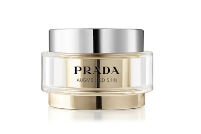 Prada lanzaba este año su primera línea de maquillaje y tratamiento. Cualquiera de sus labiales, con el célebre triángulo del logo italiano, contentará a los amantes de la marca. Pero desde aquí recomendamos su crema Augmented Skin (360 euros), un regalo de lujo para los que quieren darse un capricho facial.