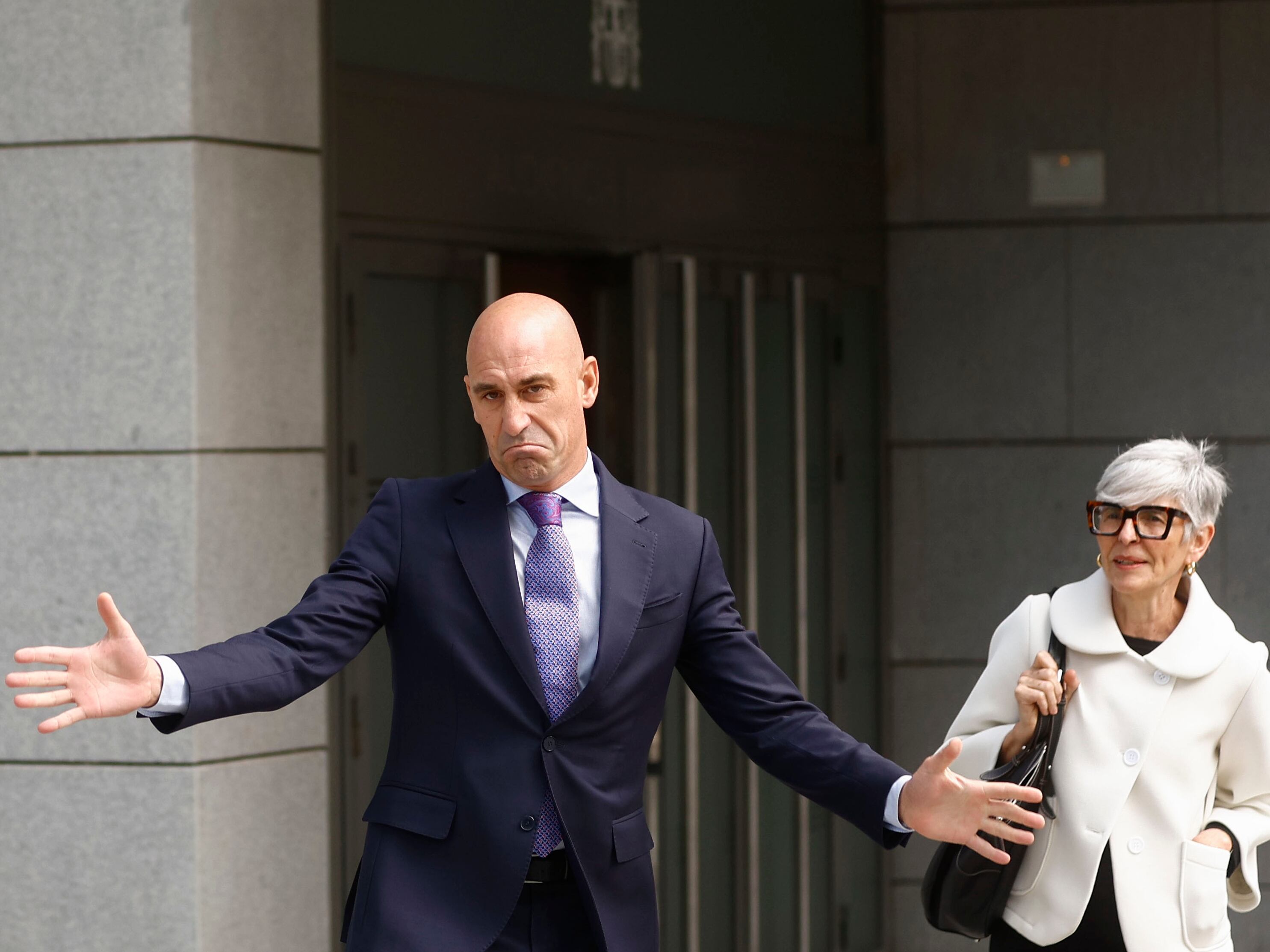 Luis Rubiales, en el banquillo: claves del juicio por el beso no consentido y las presuntas coacciones a Jennifer Hermoso