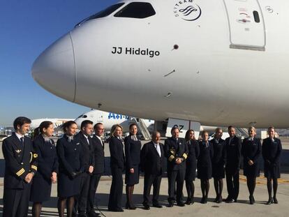 Juan Jos&eacute; Hidalgo, en el centro, junto a la tripulaci&oacute;n del nuevo Boeing 787.