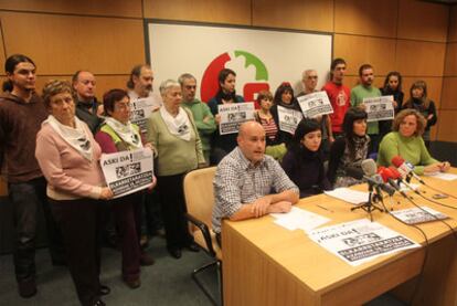 Representantes del polo soberanista y familiares de los detenidos en la última operación contra Segi, durante la presentación ayer en Bilbao de la moción que llevarán al Ayuntamiento de la capital vizcaína.