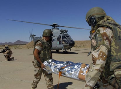 Militares españoles de la base afgana de Herat, durante un simulacro de evacuación de heridos.