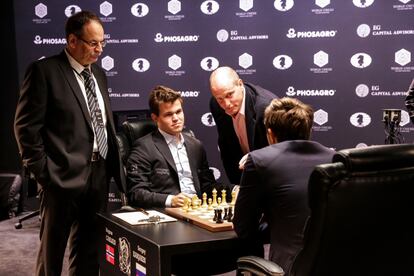 El actor Woody Harrelson hace la jugada inaugural de Carlsen ante Kariakin, junto al árbitro Nikolópulos