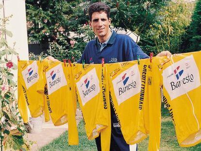 Miguel Indurain posa con sus cinco maillots de ganador del Tour de Francia.