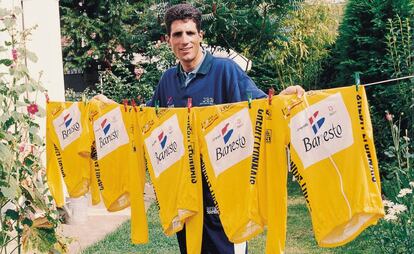 Miguel Indurain posa con sus cinco maillots de ganador del Tour de Francia.