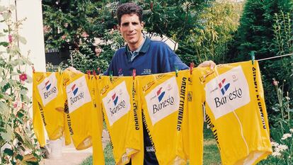 Miguel Indurain posa con sus cinco maillots de ganador del Tour de Francia.