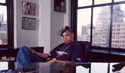 ¿Por qué Jay Z puede estar en su oficina con gorra y camiseta? Porque la industria que a él le ha hecho millonario es la artística.