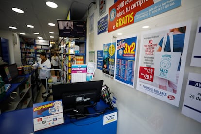 Un letrero en una farmacia en Ciudad de México anuncia que ya no ofrecerán bolsas de plástico a sus clientes, en enero del año pasado.