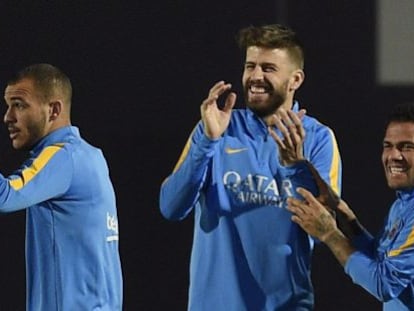 Piqué con Sandro y Alves en un entrenamiento.