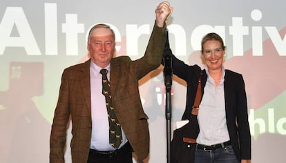 Os líderes da AfD, Alexander Gauland e Alice Weidel, neste domingo.