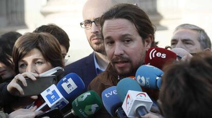 El líder de Podemos Pablo Iglesias, realiza declaraciones tras la presentación en el Registro del Congreso de Los Diputados de la proposición de ley de impuesto a la banca para solidaridad.