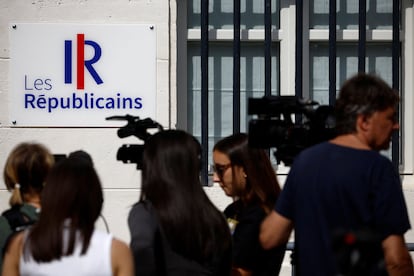 Los periodistas se posicionan en la puerta de la sede en París de Los Republicanos, un partido conservador francés, ante las noticias de su crisis interna.