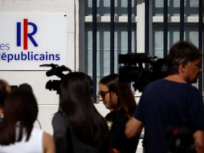 Los periodistas se posicionan en la puerta de la sede en París de Los Republicanos, un partido conservador francés, ante las noticias de su crisis interna.