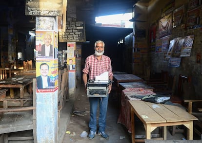 Daya Shankar, de 58 años, mecanógrafo indio que escribe documentos legales, posa con su máquina de escribir a las afueras del tribunal de distrito, en Allahabad, el 12 de abril de 2018.