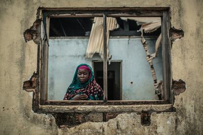 Sadia Bello junto a las ruinas de su vivienda en Bria (República Centroafricana). Tiene 40 años y cuatro hijos. Cuando la milicia Seleka entró en Bria causó matanzas y persecuciones, saqueó y quemó viviendas. Miles de personas tuvieron que escapar. Sadia huyó con sus hijos y su marido herido hacia Bangui en busca de un lugar seguro. En la capital, su esposo murió. Tuvo que sostener ella sola a la familia. Con la escalada de violencia, un año después tuvo que regresar a Bria, donde encontró su vivienda saqueada y destruida. Es beneficiaria del programa de seguridad alimentaria de Oxfam Intermón del que ha recibido semillas y herramientas para trabajar la tierra, actividad que hasta ahora nunca había realizado. Esto le permite producir alimentos y generar ingreso con la venta del excedente. Estas imágenes forman parte de la exposición organizada por Oxfam Intermón que se podrá ver del 16 de octubre al 23 de noviembre en horario de 9h a 21h en el Institut d’Estudis Fotogràfics de Catalunya, en Barcelona.