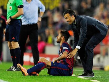 Luis Enrique ayuda a Neymar a levantarse.