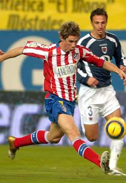 Madrid Fernando Torres se lleva el balón ante el francés Stephane Pignol.