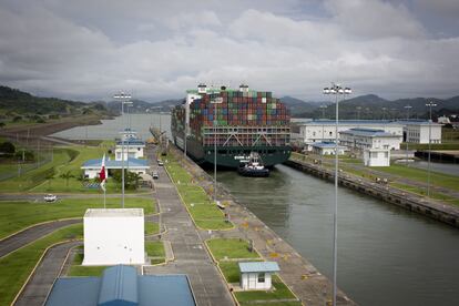 Un portacontenedores atraviesa el Canal de Panamá.