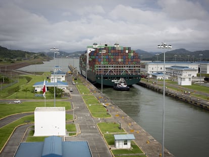 Un portacontenedores atraviesa el Canal de Panamá.