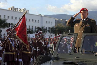 El presidente venezolano, Hugo Chávez, saluda en una conmemoración militar en Caracas el 4 de agosto.