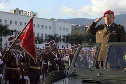 El presidente venezolano, Hugo Chávez, saluda en una conmemoración militar en Caracas el 4 de agosto.