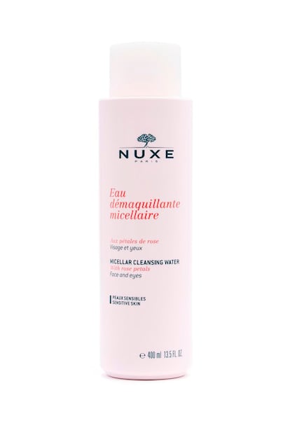 Barreiro también incluye el Agua desmaquillante micelar de Nuxe. «El ingrediente principal es agua de rosas, realiza una limpieza suave y también sirve para ojos y labios». Compra por 15,30€ en Mifarma.