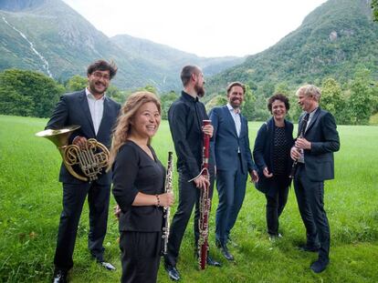 Leif Ove Andsnes (en el centro, sonriendo) con varios de los m&uacute;sicos invitados al Festival de Rosendal. A su lado, la violista Tabea Zimmermann y a la izquierda, el trompista espa&ntilde;ol Jos&eacute; Vicente Castell&oacute;.  