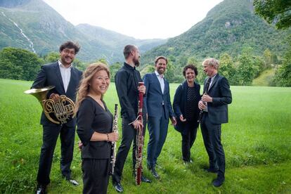 Leif Ove Andsnes (en el centro, sonriendo) con varios de los m&uacute;sicos invitados al Festival de Rosendal. A su lado, la violista Tabea Zimmermann y a la izquierda, el trompista espa&ntilde;ol Jos&eacute; Vicente Castell&oacute;.  