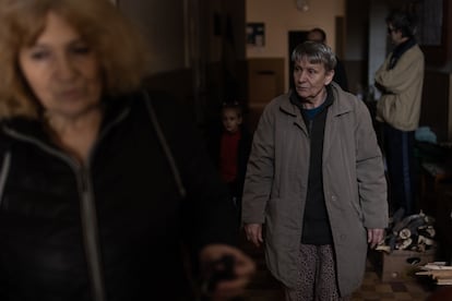 Varias personas se refugian en la primera planta de un edificio de Severodonetsk.