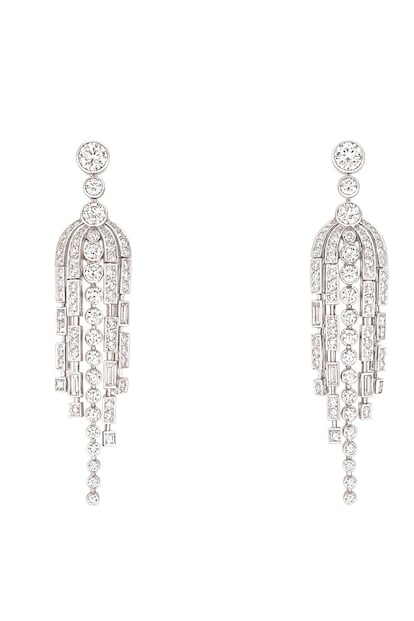 Pendientes Fontaine colección 1932, modelo mediano en oro blanco y diamantes blancos de Chanel Joaillerie (c.p.v).