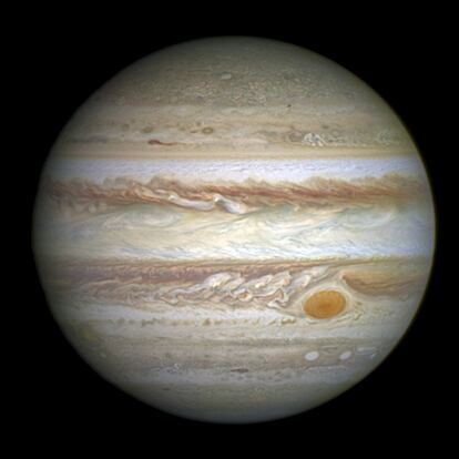 En esta la fotografía de Júpiter tomada por el telescopio `Hubble´ se aprecia que la gran tormenta (la mancha roja) ha disminuido de tamaño notablemente quedándose en un ancho similar al de la Tierra, cuando llegó a ser tan grande que cabrían en ella tres planetas como el nuestro.
