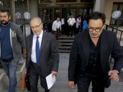 El exvicepresidente del Gobierno y exdirector-gerente del Fondo Monetario Internacional, Rodrigo Rato, abandona los Juzgados de Plaza Castilla.