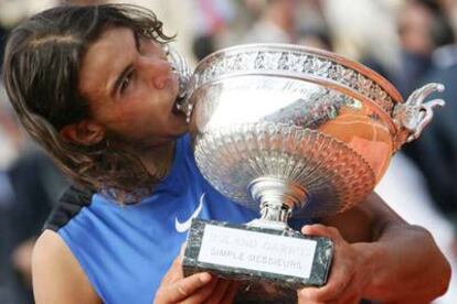 Rafael Nadal muerde la copa que le acredita como campeón de Roland Garros.