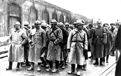 Prisioneros franceses en manos alemanas, en noviembre de 1915, cuando el Ejército del Kaiser estaba preparando la ofensiva de Verdún, con la que pretendían romper la línea de defensa francesa.