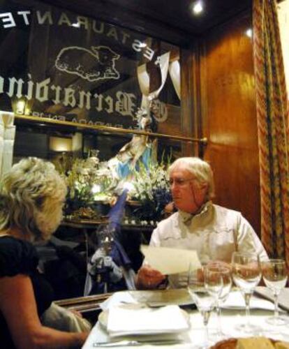 Una pareja cenan en un céntrico restaurante segoviano. EFE/Archivo