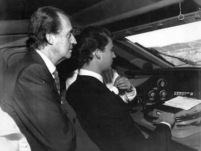 El rey Juan Carlos junto a su hijo el Príncipe de Asturias, que pilota el tren, en la cabina del AVE durante el viaje de la Familia Real desde Sevilla hasta Madrid, el 21 de abril de 1992.