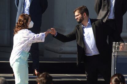 El presidente electo de Chile, Gabriel Boric, saluda a su ministra de Minería, Marcela Hernando, este viernes en Santiago.