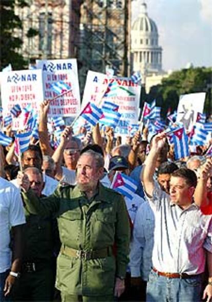 Fidel Castro encabeza la manifestación ante la Embajada de España.