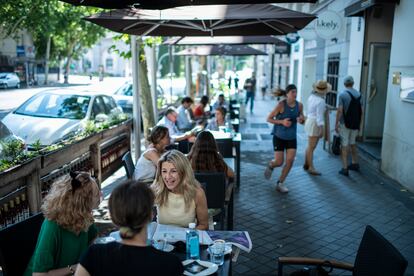 Díaz en una terraza de Ríos Rosas (Madrid).